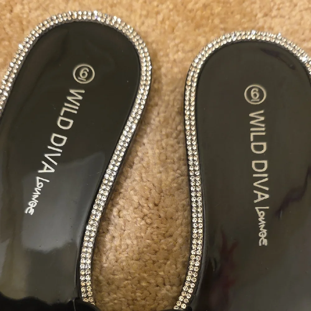 WILD DIVA Lounge Size 6 Black Sandals with Silver Studs & Rinestones - Picture 15 of 15